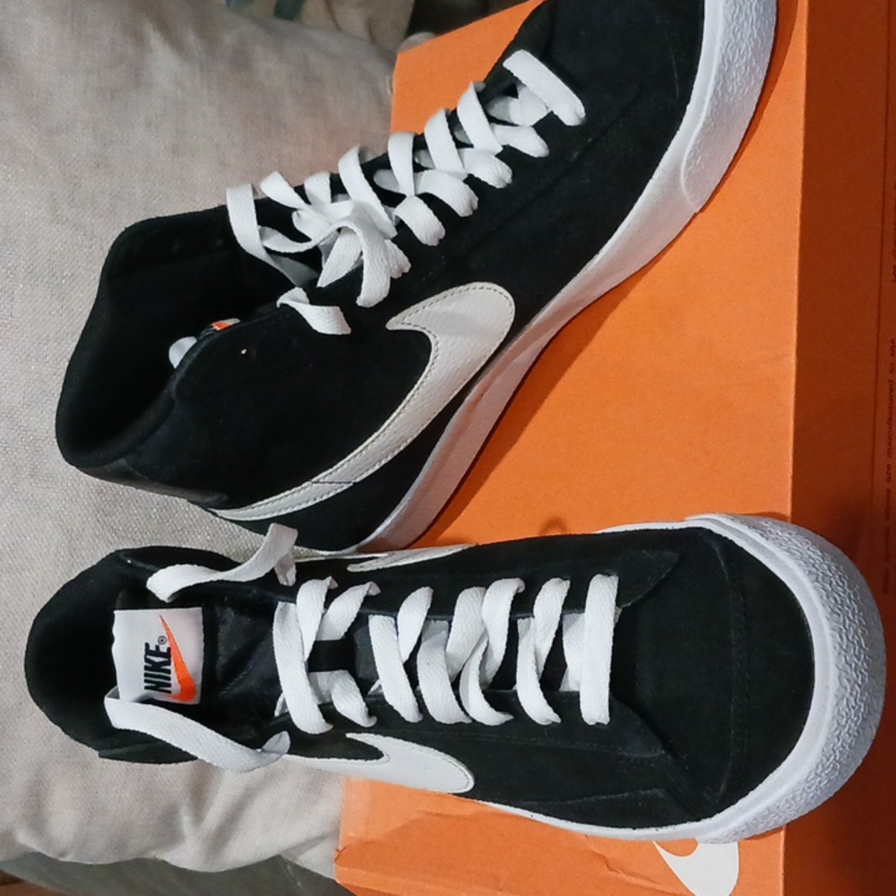 Nike Black High-Top Sneakers with White Nike Logo NWB Boys 7 Suede Lace Up